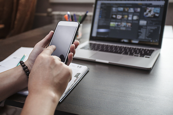 포토 JPG 해외이미지 손 남자 인터넷 비즈니스 통신 손가락 모바일 주택 직장 사람 사람없음 목재 노트북 스마트폰 핸드폰 컴퓨터 글로벌 사무실 우주 디지털 자료 웹 방 정보 타이핑 키보드 잡기 작업실 이메일 연결 휴대용 무선전화기 책상 전자 단절 소셜 터치스크린 해외포토 나무 가구 회사 재료 모션 건물 신체부위 전자제품 스마트기기 전화기 오브젝트 파일형식 이미지허브