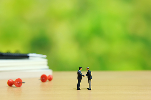 포토 JPG 해외이미지 직업 백그라운드 컨셉 돈 비즈니스 사업가 성공 미래 악수 함께함 관리 서기 사람 사람없음 금융 장난감 숫자 동전 미니어처 거래 업무 도움 비즈니스맨 목표 계획 나침반 대표 방향 상담 경영자 리더 투자 전략 해결 혁명 떨림 경영 동의 미니 브레인스토밍 해외포토 문자 남자 모션 손짓 경제 모형 작업 직장인 재산 파일형식 이미지허브