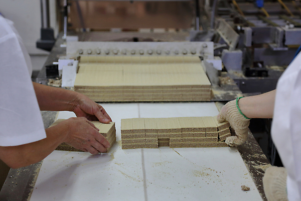포토 JPG 해외이미지 손 공장 실내 들기 신체부위 쿠키 과자 잡기 운반 해외포토 공업 모션 디저트 사람 내부 파일형식 이미지허브