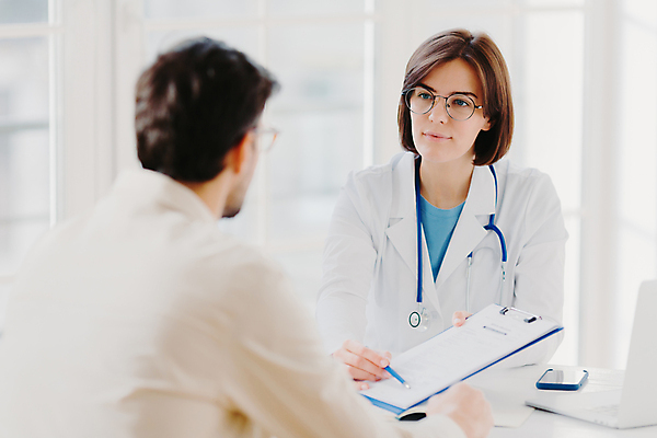 포토 JPG 해외이미지 직업 남자 안경 2 청진기 탁자 실내 건강 병원 대화 설명 사람 사람없음 치료 사무실 약 펜 환자 간호사 의사 기록 도움 질병 토론 상담 처방 방문 문제 보여주기 돌봄 물리치료사 서류판 조언 치료사 해외포토 잡화 가구 컨셉 비즈니스 의학 의료기기 모션 말하기 내부 필기구 사무용품 의료진 파일형식 이미지허브