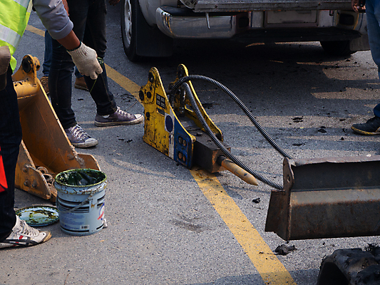 포토 JPG 해외이미지 산업 도로 거리 사람없음 머리 금속 기계 흙 장비 공구 업무 망치 굴착기 삽 발굴 부식 트랙 먼지 트랙터 무거움 땅바닥 땅파기 복원 송곳 철강 콘크리트 해외포토 길 교통시설 재질 바닥 신체부위 도구 작업 중장비 무게 농기계 특수차량 파일형식 이미지허브