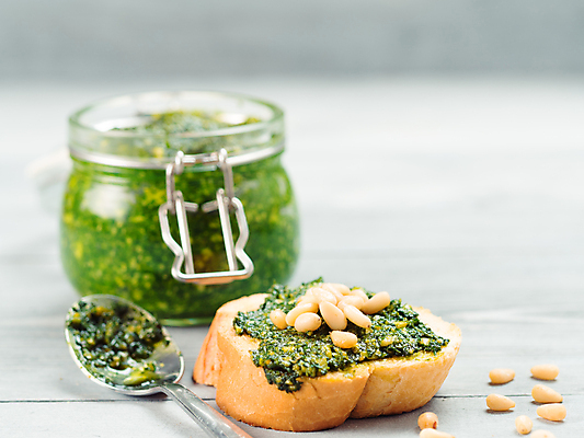 포토 JPG 해외이미지 음식 조각 실내 사람없음 바게트 잣 페스토 나무배경 해외포토 빵 백그라운드 내부 견과류 소스_음식 파일형식 이미지허브