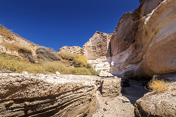 포토 JPG 해외이미지 유럽 모래 여행 자연 하늘 휴가 산 풍경 사람없음 야외 여름 햇빛 태양 노란색 골짜기 바위 황금 오솔길 지중해 그리스 산토리니 그리스인 해외포토 자연요소 서양인 계절 나라 길 바다 컬러 돌_바위 생태계 파일형식 이미지허브