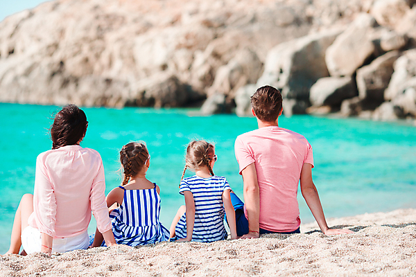 포토 JPG 해외이미지 전신 여자 남자 행복 어린이 가족 휴가 가족여행 앉기 여러명 성인 해변 사람없음 뒷모습 여름휴가 그리스 미코노스섬 해외포토 감정 유럽 바다 뷰포인트 섬 여행 다수 관계 모션 사람 파일형식 여름_계절 이미지허브