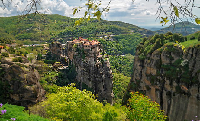 포토 JPG 해외이미지 전통 종교 도로 십자가 건축양식 자동차 산 파노라마 사람없음 건물 교회 마을 계곡 일몰 시골 역사 재산 정상 그리스 언덕 신성 수도원 그리스인 복잡 수녀원 옛날 회랑 메테오라 해외포토 서양인 건축물 건축 유럽 길 육상교통 컨셉 종교건축 교통시설 촬영기법 금융 노을 세계문화유산 복도 파일형식 이미지허브