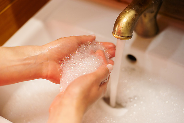 포토 JPG 해외이미지 손 어린이 신체 건강 관리 사람 사람없음 물 목욕 거품 젖음 욕실 액체 씻기 빨래 청소 싱크대 수도꼭지 비누 돌봄 위생관리 해외포토 자연요소 가사 모션 신체부위 위생용품 청결 개수대 파일형식 이미지허브