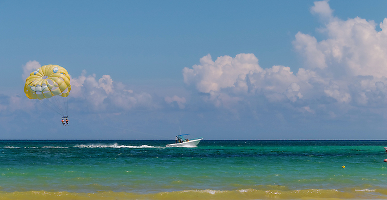 포토 JPG 해외이미지 밧줄 스포츠 바다 여행 포즈 모션 하늘 바람 휴가 사람 풍경 사람없음 물 여름 파란색 운전 보트 그룹 위험 스카이다이빙 흥분 낙하산 모터보트 스카이라인 수평선 카피스페이스 해외포토 자연요소 계절 감정 줄 컬러 컨셉 배_교통 날씨 공백 익스트림스포츠 파일형식 이미지허브
