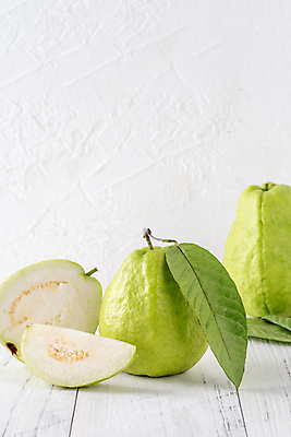 포토 JPG 해외이미지 잎 과일 단면 실내 사람없음 흰배경 슬라이스 과일조각 구아바 해외포토 식물 조각 백그라운드 내부 흰색 열대과일 파일형식 이미지허브