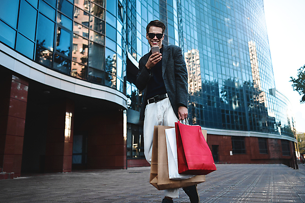 포토 JPG 해외이미지 백인 라이프스타일 잡화 옷 남자 행복 종이 가방 거리 선물 한명 사람 성인 야외 스마트폰 핸드폰 쇼핑 선글라스 뷰티 유행 세일 걷기 상점 잡기 도시 쇼핑몰 고객 부름 소매 적재 쇼퍼홀릭 스타일 해외포토 서양인 1 감정 안경 모션 생활 전자제품 스마트기기 파일형식 이미지허브