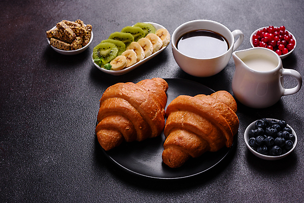 포토 JPG 해외이미지 접시 검은배경 바나나 실내 키위 사람없음 크래커 사과 크루아상 크림 블루베리 고소한맛 페스츄리 해외포토 식기 빵 백그라운드 과일 내부 쿠키 검은색 맛 파일형식 이미지허브