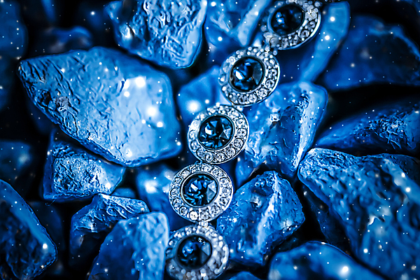 포토 JPG 해외이미지 장신구 팔찌 실내 사람없음 조약돌 화려 우아함 보석 파란배경 다이아몬드 해외포토 백그라운드 컨셉 내부 파란색 돌_바위 광석 파일형식 이미지허브