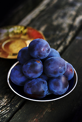 포토 JPG 해외이미지 접시 열매 음식 하늘색 농업 다이어트 과일 재료 포도 디저트 건강 사람없음 목재 파란색 빛 쌓기 우주 보라색 검은색 어둠 주스 수확 신선 황금 달콤 맛 다발 피부 질감 해군 자두 흙더미 비네팅 내추럴 깊이 숙성 많음 해외포토 나무 식물 식기 산업 음료 컬러 컨셉 모션 군대 촬영기법 신체부위 흙 파일형식 더미 이미지허브