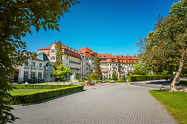 포토 JPG 해외이미지 구름 섬 하늘 휴가 휴식 주택 건강 사람없음 건물 치료 여름 햇빛 약 스파 목욕 뜨거움 역사 약초 휴양지 테라피 내추럴 돌봄 슬로바키아 해외포토 자연요소 건축물 계절 유럽 컨셉 의학 모션 태양 뷰티 청결 장소 풀_식물 파일형식 이미지허브