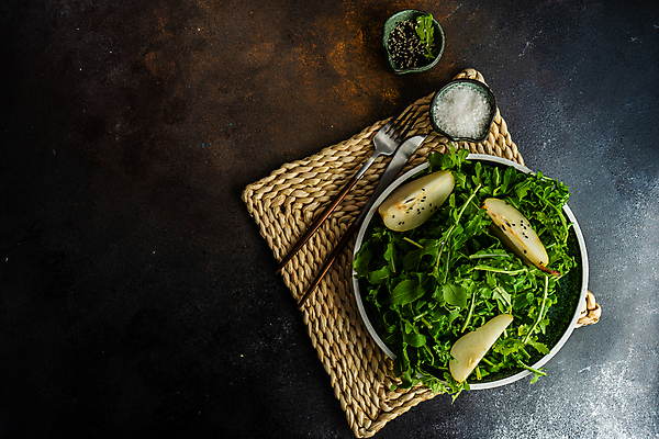 포토 JPG 해외이미지 식기 조각 채소 과일 탁자 사람없음 샐러드 직물 신선 허브 향신료 올리브 소금 깨 깨소금 해외포토 식물 열매 음식 가구 식재료 조미료 향미료 파일형식 이미지허브