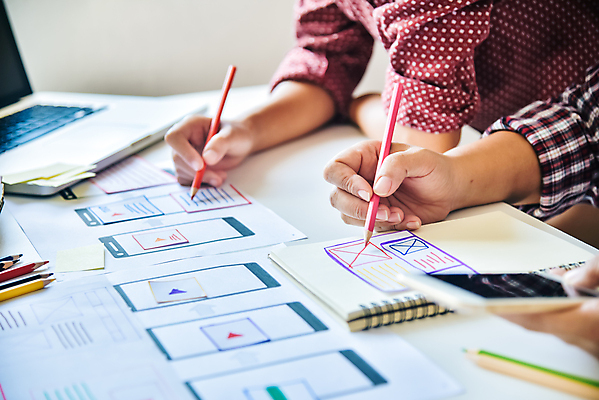 포토 JPG 해외이미지 직업 손 디자인 백그라운드 패턴 일러스트 비즈니스 탁자 직장 기술 미술 사람없음 그래픽 컴퓨터 컬러풀 사무실 알약 펜 견본 디지털 스크린 모니터 공구 업무 신용카드 그리기 팔레트 디자이너 책상 예술가 브레인스토밍 해외포토 컬러 가구 무늬 회사 모션 문화예술 신체부위 금융 전자제품 필기구 약 도구 작업 파일형식 이미지허브
