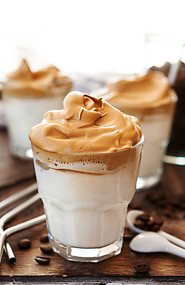 포토 JPG 해외이미지 음료 유리 빨대 사람없음 목재 세로 우유 추위 원두 신선 달콤 맛 설탕 라떼 카피스페이스 해외포토 나무 커피 컨셉 재료 재질 유제품 공백 파일형식 이미지허브