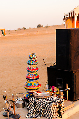 포토 JPG 해외이미지 전통 아시아 여행 장신구 하늘 주전자 휴식 텐트 사람없음 컬러풀 춤 그리기 냄비 마이크 먼지 해외포토 나라 컬러 음향기기 컨셉 모션 주방용품 문화예술 캠핑도구 솥 파일형식 이미지허브