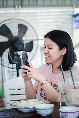 포토 JPG 해외이미지 라이프스타일 여자 행복 음식 컨셉 인터넷 통신 태국 탁자 모바일 요리 한명 미소 사람 동양인 성인 스마트폰 핸드폰 식당 사진촬영 신선 메시지 맛 어플리케이션 먹기 스마트 그림 나눔 온라인 중독 공유 소셜 소셜네트워크 네트워킹 해외포토 1 감정 아시아 가구 모션 표정 인종 생활 전자제품 스마트기기 상점 촬영 네트워크 파일형식 이미지허브