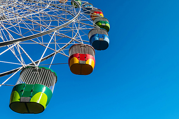 포토 JPG 해외이미지 주간 행복 하늘 휴식 사람없음 야외 파란색 맑음 놀이공원 주말 대관람차 해외포토 자연요소 감정 컬러 컨셉 날씨 테마파크 놀이기구 파일형식 이미지허브