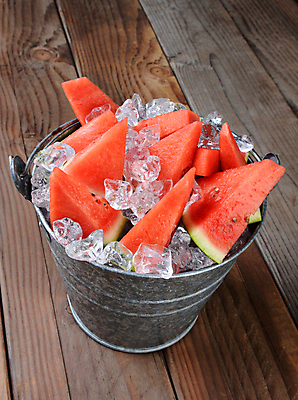 포토 JPG 해외이미지 수박 실내 사람없음 얼음 달콤 시원함 양동이 수박씨 수박조각 나무배경 제철과일 해외포토 자연요소 조각 백그라운드 과일 씨앗 내부 맛 제철 파일형식 이미지허브