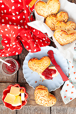 포토 JPG 해외이미지 접시 빵 발렌타인데이 사랑 사람없음 목재 빨간색 세로 컬러풀 펼침 마음 대접 달콤 맛 아침식사 잼 레시피 젤리 버터 핸드메이드 어머니의날 해외포토 나무 식기 기념일 감정 음식 컬러 컨셉 재료 모션 데이이벤트 디저트 식사 소스_음식 미국문화 파일형식 이미지허브