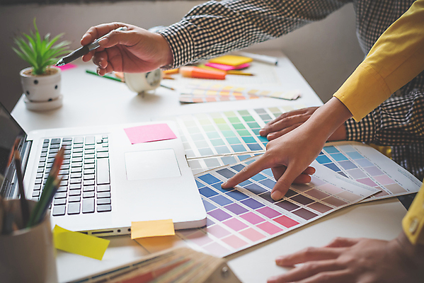 포토 JPG 해외이미지 직업 손 디자인 백그라운드 패턴 일러스트 비즈니스 탁자 직장 기술 미술 사람없음 그래픽 컴퓨터 컬러풀 사무실 알약 펜 견본 디지털 스크린 모니터 공구 업무 신용카드 그리기 팔레트 디자이너 책상 예술가 브레인스토밍 해외포토 컬러 가구 무늬 회사 모션 문화예술 신체부위 금융 전자제품 필기구 약 도구 작업 파일형식 이미지허브