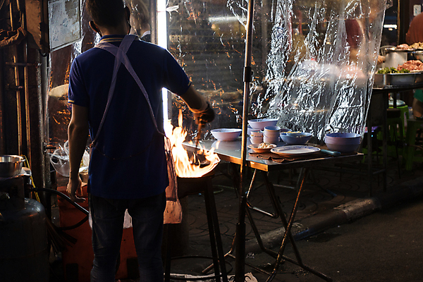 포토 JPG 해외이미지 문화 도로 음식 태국 불 거리 요리 사람 사람없음 판매 식당 요리사 도시 시장 야간 방콕 지역 성분 차이나타운 해외포토 자연요소 직업 아시아 길 교통시설 관광지 상점 파일형식 이미지허브