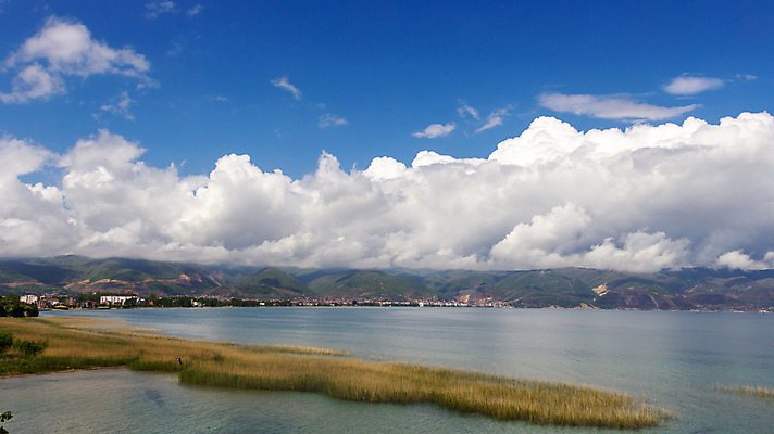 포토 JPG 해외이미지 공원 유럽 호수 여행 자연 휴가 산 풍경 사람없음 야외 물 파란색 태양 평화 마을 시골 정상 언덕 발칸반도 알바니아 자취 전국 수평선 해외포토 자연요소 공공시설 나라 컬러 컨셉 생태계 파일형식 남유럽 이미지허브