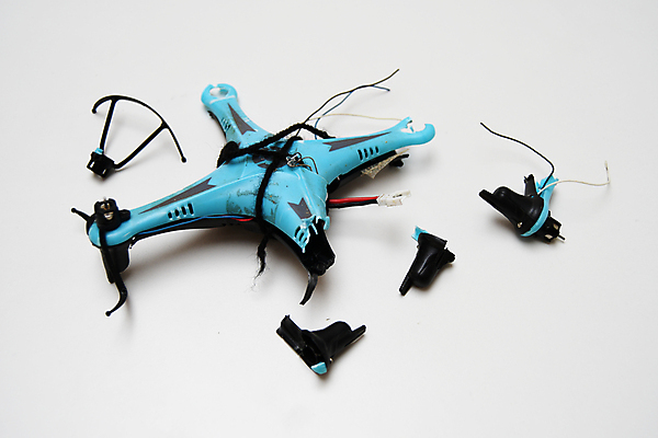 포토 JPG 해외이미지 모션 하늘 비행기 안테나 안전 사람없음 파란색 카메라 디지털 촬영 손상 도시 재산 헬리콥터 떨어짐 보호 리모컨 파일럿 사건 항공 예방 보안 감시 동영상 발견 혁명 깨짐 스파이 제어 해외포토 직업 컬러 컨셉 통신 항공교통 대중교통 금융 전자제품 파일형식 이미지허브