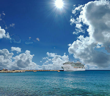 포토 JPG 해외이미지 바다 여행 교통시설 하늘 휴가 항해 사람없음 물 파란색 항구 흰색 보트 고급 큼 크루즈 갑판 활 함선 승객 포트 닻 파라다이스 해외포토 자연요소 컬러 교통 컨셉 배_교통 크기 시설 파일형식 이미지허브