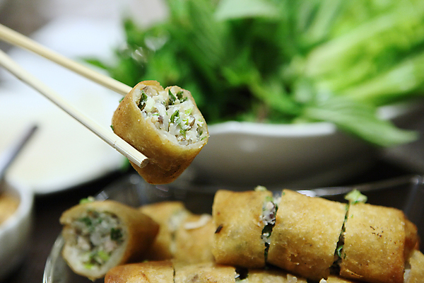 포토 JPG 해외이미지 실내 들기 사람없음 아웃포커스 중식 튀김 롤 나무젓가락 말이 젓가락질 해외포토 음식 젓가락 모션 촬영기법 손짓 내부 파일형식 이미지허브