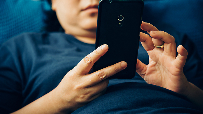 포토 JPG 해외이미지 백인 라이프스타일 응시 여자 아시아 얼굴 40대 생각 통신 창문 태국 모바일 주택 실내 건강 한명 사람 앉기 동양인 성인 내부 스마트폰 핸드폰 소파 독서 뷰티 우주 귀여움 중국 방 흰색 잡기 메시지 피부 리빙 의심 해외포토 서양인 1 시선 감정 나라 컬러 중년 컨셉 의자 모션 인종 건물 생활 신체부위 전자제품 스마트기기 파일형식 이미지허브