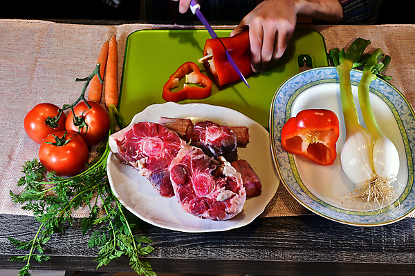 포토 JPG 해외이미지 전통 접시 손 음식 빵 토마토 재료 양파 피망 건강 육류 요리 사람없음 주방 식당 식사 저녁식사 당근 소고기 시골 칼 맛 자르기 레드와인 먹기 꼬리 날것 레시피 성분 스페인어 정물화 핸드메이드 해외포토 식기 컨셉 채소 식재료 모션 뿌리채소 신체부위 상점 와인 그림 파일형식 이미지허브