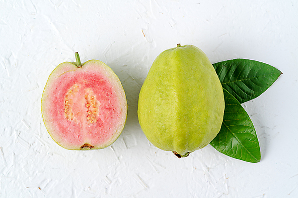 포토 JPG 해외이미지 잎 과일 단면 실내 사람없음 흰배경 슬라이스 과일조각 구아바 해외포토 식물 조각 백그라운드 내부 흰색 열대과일 파일형식 이미지허브