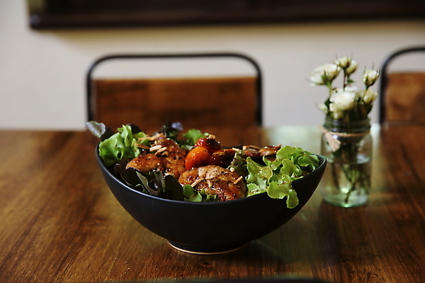 포토 JPG 해외이미지 접시 채소 오이 육류 사람없음 치킨 샐러드 신선 고명 상추 올리브 후추 구운닭고기샐러드 해외포토 식기 열매 음식 식재료 향신료 닭고기요리 파일형식 이미지허브