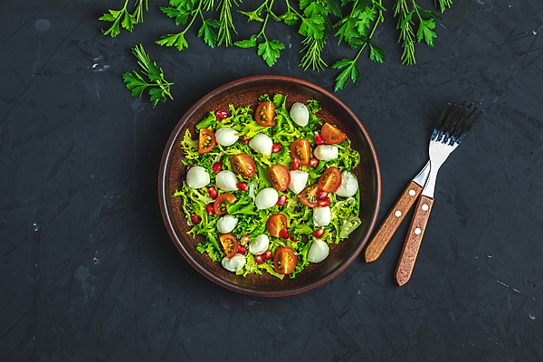 포토 JPG 해외이미지 접시 음식 잎 다이어트 토마토 채소 재료 탁자 양파 치즈 건강 요리 사람없음 빨간색 초록색 식사 저녁식사 이탈리아 샐러드 흰색 시골 신선 양념 체리 맛 아침식사 혼합 상추 지중해 먹기 허브 유기농 날것 바질 점심식사 모짜렐라치즈 미니 채식주의자 해외포토 식물 식기 웰빙 유럽 바다 컬러 가구 컨셉 과일 모션 유제품 채식 파일형식 이미지허브