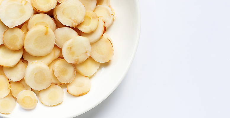 포토 JPG 해외이미지 접시 단면 실내 사람없음 흰배경 담기 슬라이스 생강 카피스페이스 해외포토 식기 백그라운드 채소 모션 내부 공백 흰색 파일형식 이미지허브