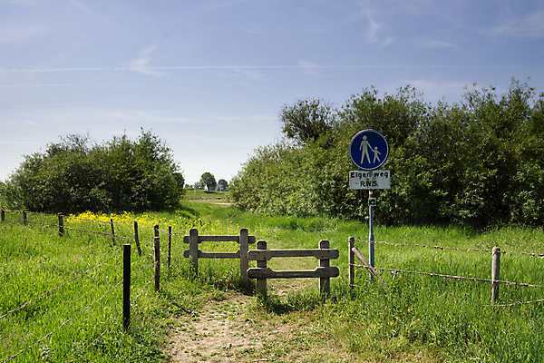 포토 JPG 해외이미지 나무 도로 길 여행 자연 하늘 사람없음 초록색 파란색 울타리 강 걷기 봄 하이킹 버드나무 사인 네덜란드 대문 해외포토 식물 계절 유럽 컬러 교통시설 모션 레저 담장 문 생태계 파일형식 이미지허브