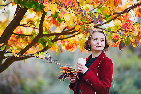 포토 JPG 해외이미지 모델 옷 공원 여자 유럽 커피 음료 잎 거리 따뜻함 한명 사람 성인 야외 빨간색 초록색 빛 금발 유행 초콜릿 산책 코트 프랑스 도시 뜨거움 우아함 숲 이발 다발 날씬함 주말 프랑스어 스타일 파리(프랑스) 해외포토 식물 문자 1 헤어스타일 공공시설 나라 컬러 컨셉 휴식 디저트 외투 몸매 파일형식 이미지허브