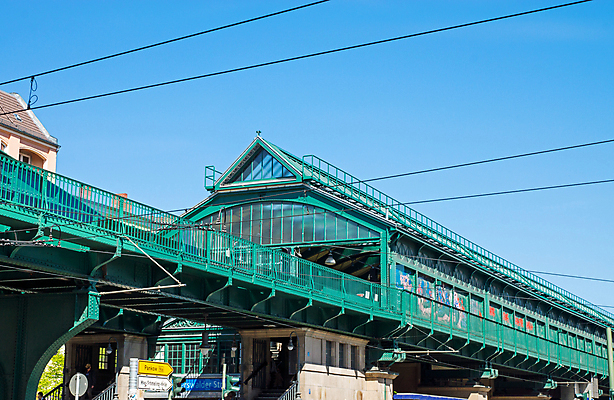 포토 JPG 해외이미지 도로 여행 건축양식 하늘 독일 사람없음 초록색 파란색 기차 전선 도시 고가도로 전철 역 전차 머리위 시티라이프 베를린 철강 해외포토 라이프스타일 건축 유럽 길 육상교통 컬러 교통시설 대중교통 고속도로 파일형식 이미지허브