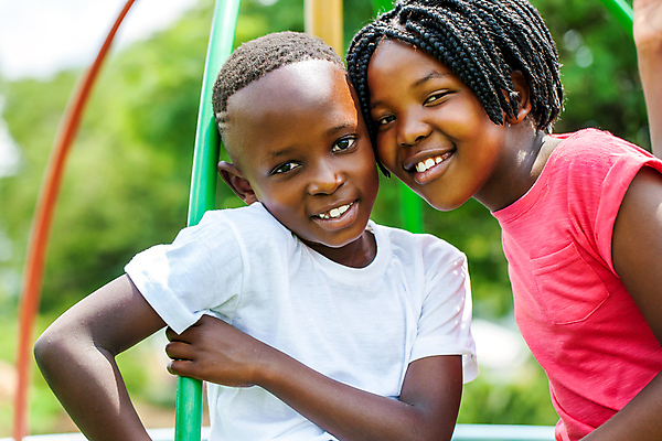 포토 JPG 해외이미지 라이프스타일 공원 행복 감정 얼굴 어린이 컨셉 장난 아프리카 놀이 휴가 함께함 사람 인종 소년 야외 두명 초록색 여름 친구 검은색 우정 표현 놀이터 언니 남동생 초보 해외포토 계절 공공시설 남자 나라 컬러 가족 관계 생활 신체부위 자매 동생 파일형식 이미지허브