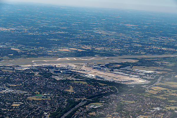 포토 JPG 해외이미지 여행 건축양식 교통시설 영국 잉글랜드 비행기 안테나 사람없음 야외 공항 항공 활주로 승객 대패 터미널 해외포토 건축 유럽 길 교통 통신 항공교통 대중교통 시설 파일형식 이미지허브