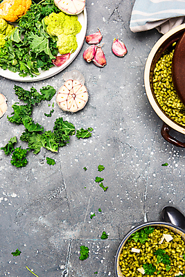 포토 JPG 해외이미지 접시 채소 부분 회색배경 사람없음 샐러드 신선 브로콜리 낟알 양배추 시금치 케일 퀴노아 비건 비건음식 해외포토 식기 음식 백그라운드 곡류 회색 채식주의자 파일형식 이미지허브