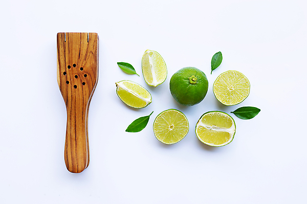 포토 JPG 해외이미지 잎 단면 사람없음 목재 흰배경 라임 과즙기 해외포토 나무 식물 백그라운드 과일 재료 흰색 파일형식 이미지허브