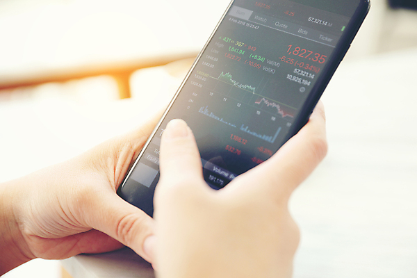 포토 JPG 해외이미지 손 그래프 들기 아웃포커스 신체부위 스마트폰 주식 분석 투자 해외포토 컨셉 비즈니스 모션 촬영기법 사람 금융 핸드폰 스마트기기 파일형식 이미지허브