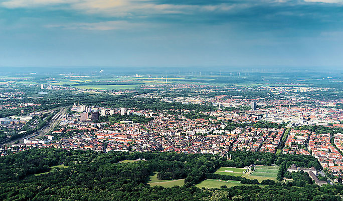 포토 JPG 해외이미지 나무 도로 거리 아파트 주택 독일 안테나 사람없음 초록색 블록 기차 숲 대패 조감도 해외포토 식물 유럽 길 육상교통 컬러 통신 교통시설 대중교통 건물 파일형식 이미지허브