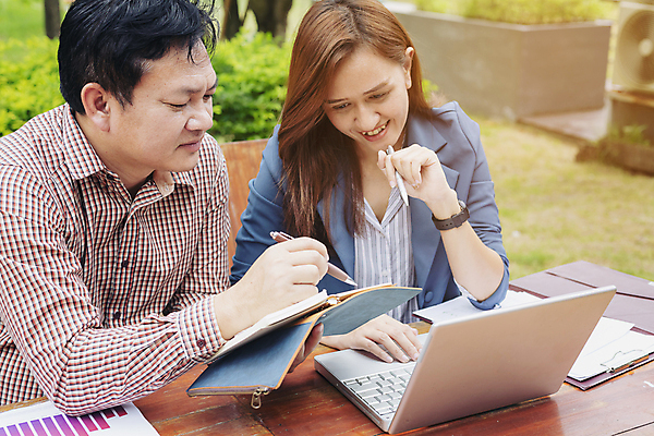 포토 JPG 해외이미지 백인 직업 손 남자 행복 2 회사 비즈니스 사업가 통신 성공 협력 노동자 악수 대화 협상 사람 정장 성인 두명 사무실 거래 인사 업무 비즈니스맨 비즈니스우먼 자신감 그룹 종업원 계약 경영자 경영 정중 해외포토 서양인 옷 여자 감정 컨셉 말하기 손짓 신체부위 예절 작업 직장인 리더 파일형식 이미지허브