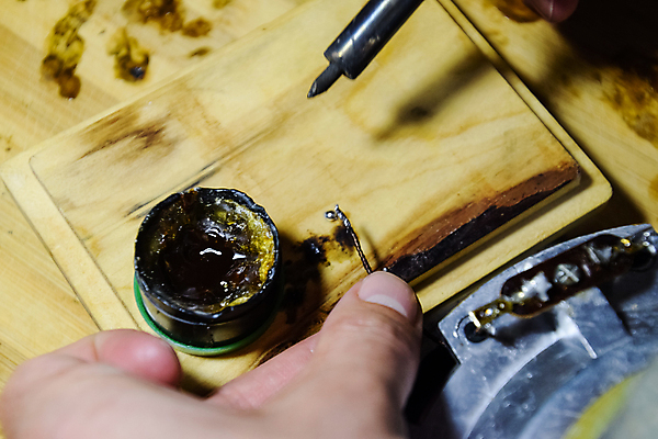 포토 JPG 해외이미지 직업 손 음악 교통시설 노동자 사람 사람없음 목재 스마트폰 문 확성기 기계 장비 흰색 공구 나사 업무 작업실 수리 서비스 오디오 철사 70대 실타래 스위치 조절 자석 턴테이블 베이스 소비에트 자동 해외포토 나무 노년 컬러 교통 재료 현악기 문화예술 신체부위 전자제품 핸드폰 스마트기기 도구 작업 시설 파일형식 이미지허브