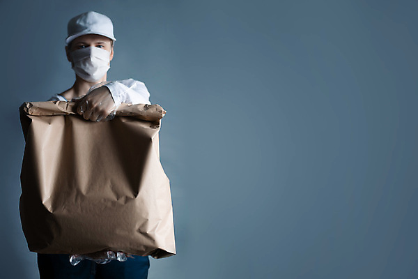 포토 JPG 해외이미지 잡화 종이 음식 장갑 백그라운드 인터넷 가방 비즈니스 노동자 주택 가면 한명 안전 사람 쇼핑 회색 흰색 표현 잡기 바이러스 배달원 보호 구매 고객 배송 서비스 속도 에코 예방 패키지 질서 온라인 고립 전염병 헬프 카피스페이스 해외포토 직업 1 컬러 컨셉 모션 건물 환경 공백 예절 도움 질병 파일형식 이미지허브