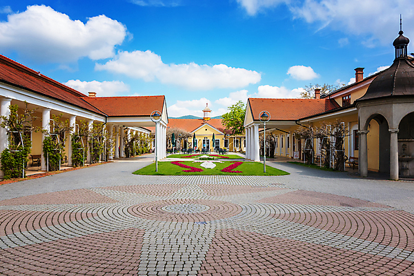 포토 JPG 해외이미지 구름 섬 하늘 휴가 휴식 주택 건강 사람없음 건물 치료 여름 햇빛 약 스파 목욕 뜨거움 역사 약초 휴양지 테라피 내추럴 돌봄 슬로바키아 해외포토 자연요소 건축물 계절 유럽 컨셉 의학 모션 태양 뷰티 청결 장소 풀_식물 파일형식 이미지허브